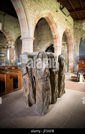 L'église Sainte Marie la Vierge. L'Île Sainte. Lindisfarne. Moines transportant le corps de St Cuthbert.'Le voyage" par Fenwick Lawson Banque D'Images