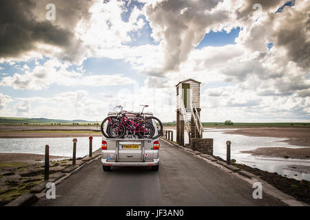 Un camping-car, sur le raz-de-chaussée donnant sur l'Île Sainte, Lindisfarne, Northumberland, Angleterre. Banque D'Images