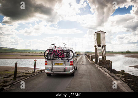 Un camping-car, sur le raz-de-chaussée donnant sur l'Île Sainte, Lindisfarne, Northumberland, Angleterre. Banque D'Images