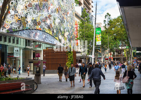 Rue commerçante animée (Queens street) au centre-ville de Brisbane, Queensland, Australie. Banque D'Images