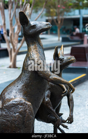 Le tableau Petrie, sculpture groupe créé en 1988 pour reconnaître les familles pionnières de Brisbane, en face de l'Hôtel de Ville. Le Queensland. L'Australie. Banque D'Images