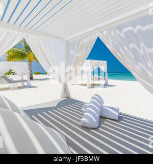 Dans l'auvent de luxe plage Maldives plage de sable fin. Maison de vacances d'été et en arrière-plan pour les voyages et tourisme concept Banque D'Images
