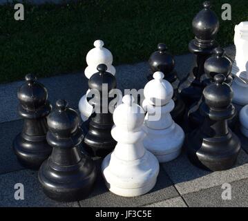 Große Schachfiguren im Außenbereich Banque D'Images