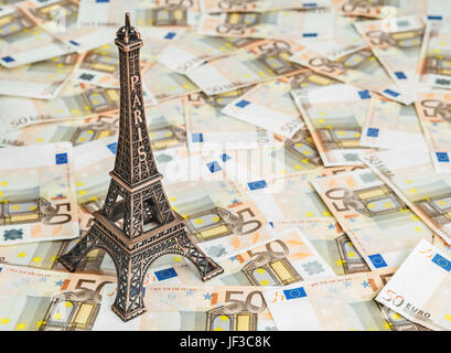 Budget voyages concept avec copie espace. Tour Eiffel souvenir et locations de l'argent. Économies pour un voyage en France. Banque D'Images