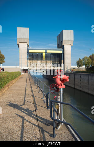 TIEL, Pays-Bas - 24 septembre 2016 : Lock Prins Bernhard dans Amsterdam-Rhine le canal, avec un extincteur dans l'avant-plan Banque D'Images