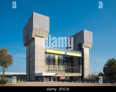 TIEL, Pays-Bas - 24 septembre 2016 : Lock Prins Bernhard dans le canal de Amsterdam-Rhine Banque D'Images