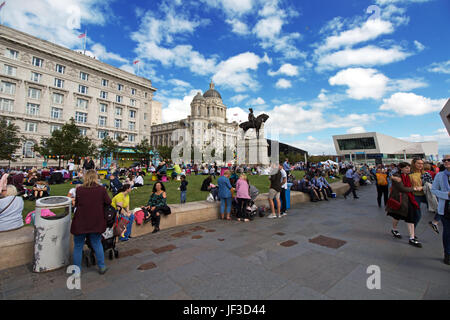 Des milliers de personnes affluent vers le Pier Head waterfront de prendre part à la Journée des Forces armées Banque D'Images