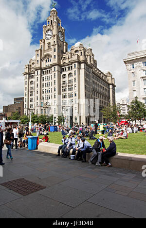 Des milliers de personnes affluent vers le Pier Head waterfront de prendre part à la Journée des Forces armées Banque D'Images