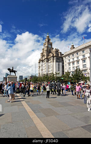 Des milliers de personnes affluent vers le Pier Head waterfront de prendre part à la Journée des Forces armées Banque D'Images