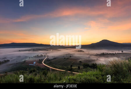 Misty paysage vue. Rêve fantastique lever du soleil sur les montagnes rocheuses avec vue sur la vallée de Misty ci-dessous. Des nuages de brouillard au-dessus de Forrest. Voir ci-dessous pour l fée Banque D'Images