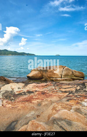 Shot verticale de la mer avec un ciel dramatique et les rochers au premier plan - député Chong - à Nha Trang, Vietnam. Banque D'Images