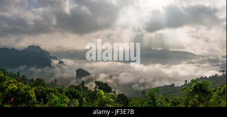 Misty paysage panorama. Rêve fantastique lever du soleil sur les montagnes avec une vue magnifique. Des nuages de brume au-dessus du paysage. Banque D'Images