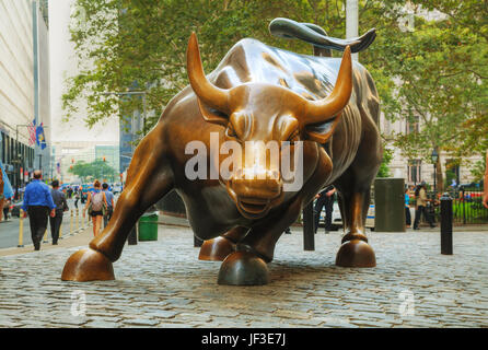 Sculpture Bull charge à New York City Banque D'Images