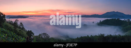 Misty paysage panorama. Rêve fantastique lever du soleil sur les montagnes avec une vue magnifique. Des nuages de brume au-dessus du paysage. Banque D'Images