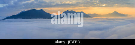 Misty paysage panorama. Rêve fantastique lever du soleil sur les montagnes avec une vue magnifique. Des nuages de brume au-dessus du paysage. Banque D'Images