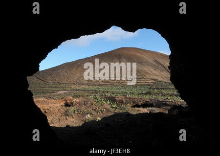 Cave à proximité d'un volcan dans le désert Banque D'Images