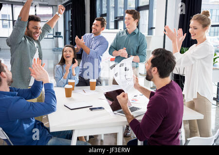 L'équipe d'affaires des succès à célébrer ensemble sur vert au travail, Jeune professionnel concept de groupe Banque D'Images