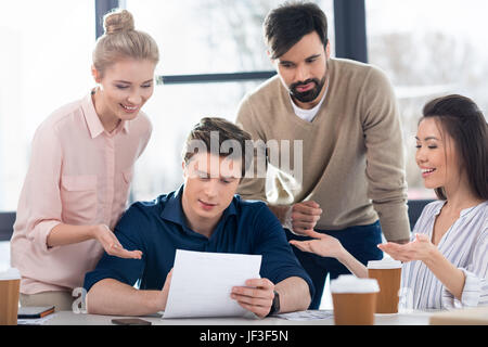 Groupe de jeunes gens d'affaires de discuter nouveau projet sur la petite réunion d'affaires Banque D'Images