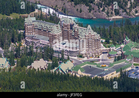 Voir l'hôtel Banff Springs et de Bow River à partir du haut du mont Sulphur dans le parc national Banff, Alberta, Canada. Banque D'Images