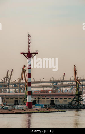 Port de mer avec des grues et docks tôt le matin Banque D'Images