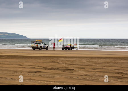 Les sauveteurs RNLI sur Downhill Beach Banque D'Images