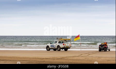Les sauveteurs RNLI sur Downhill Beach Banque D'Images