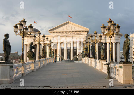 Musée archéologique de Macédoine au pont des civilisations au crépuscule, Skopje, Skopje, République de Macédoine du Nord Banque D'Images