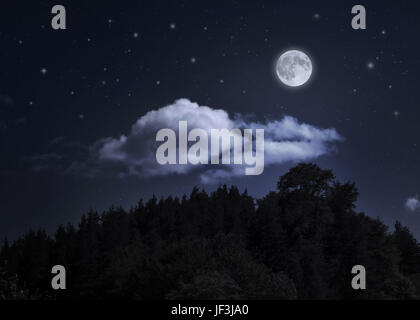 Nuit ciel étoilé et la lune sur la montagne Banque D'Images