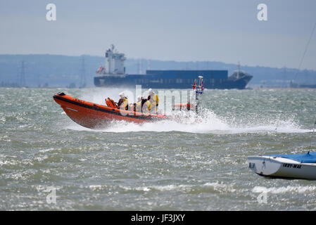 Southend RNLI Atlantic 85 bateau de sauvetage Julia & Angus Wright B-885 à grande vitesse sur l'estuaire de la Tamise au large de Thorpe Bay. Lancé en 2015 Banque D'Images