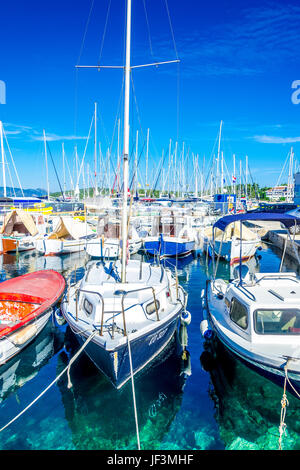 Yachts amarrés à la marina ACI Korcula près de la vieille ville de Korcula en Croatie. Banque D'Images