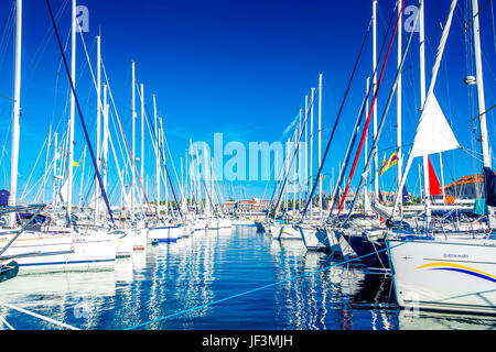 Un matin calme à la marina Korcula a créé de belles réflexions des yachts et bateaux amarrés. Korcula, Dubrovnik-Neretva, Croatie Banque D'Images