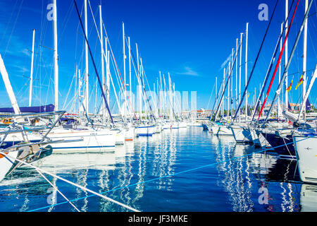 Un matin calme à la marina Korcula a créé de belles réflexions des yachts et bateaux amarrés. Korcula, Dubrovnik-Neretva, Croatie Banque D'Images