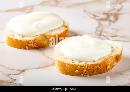 Bagel au fromage à la crème de sésame sur table Banque D'Images