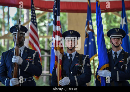 L'Hurlburt Field sur la garde d'honneur présente les couleurs lors de la 24e Escadre d'opérations spéciales prise de commandement à Hurlburt Field, en Floride, le 14 juillet 2016. Le colonel Michael Martin est le troisième d'un membre pour prendre le commandement de la 24e Ét depuis sa mise en service en 2012. (U.S. Photo de l'Armée de l'air par la Haute Airman Ryan Conroy) Banque D'Images