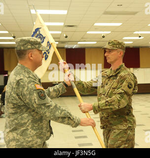 Le Capitaine Samuel Coover, commandant de compagnie, quartier-maître 252ème reçoit l'unité guidon du lieutenant-colonel Aaron Keirn, 728th lutter contre le maintien en puissance Battalian, commandant de soutien au cours de la cérémonie d'activation de l'unité à Fort Indiantown Gap le 3 avril 2017. La 252ème Compagnie de quartier-maître, 728th Bataillon de soutien au maintien en puissance de combat, 213e groupe d'appui régional, New Jersey Army National Guard, est stationné à Philadelphie. Banque D'Images