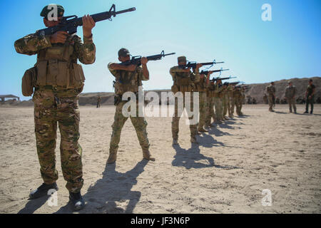 Des soldats irakiens avec 2e Bataillon, Brigade de commando, Anbar Operations Command, pratiquer leur adresse au tir lors de la formation au sein de la Force opérationnelle interarmées, Al-Taqaddum - Fonctionnement du groupe de travail, résoudre inhérent en Iraq, le 17 avril 2017. Cette formation fait partie de l'ensemble de la CJTF-OIR renforcer les capacités des partenaires mission par la formation et de l'amélioration de la capacité des forces des combats en partenariat avec ISIS. Les GFIM-OIR est la Coalition mondiale pour vaincre ISIS en Iraq et en Syrie. (U.S. Marine Corps photo par le Cpl. Shellie Hall) Banque D'Images