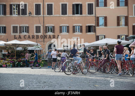 ROME, ITALIE - 05 juin 2017 : Groupe de touristes à vélo sont vus à Campo de Fiori (champ de fleurs) à Rome, Italie Banque D'Images