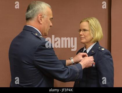 Commandant de la Garde nationale aérienne du Maine Brig. Le général Gérard Bolduc pins Le Lieutenant-colonel Karen Morris La Médaille du service méritoire au cours de sa retraite, Camp Keyes, Augusta, ME, Jun. 3, 2017. (U.S. Photo de la Garde nationale aérienne par le sergent. Travis Hill). Banque D'Images