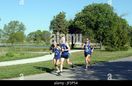 Les membres de l'équipe du Marathon de la Garde nationale de Pennsylvanie, y compris le personnel de l'armée de terre et de l'armée de l'air, participent au Marathon Lincoln Nebraska, complétant la course et obtenant des prix dans plusieurs catégories. Banque D'Images