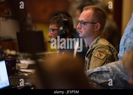 Airman Senior Zachary Hart, 137e Escadre d'opérations spéciales de la technologie de l'information spécialiste réseau, prépare une vidéoconférence au cours de la Garde nationale aérienne 2017 Leadership Conference au Centre National pour le développement des employés Centre de conférence, Norman, Oklahoma, le 9 mai, 2017. La conférence sur le leadership, assisté par les officiers généraux, adjudants généraux, commandants d'escadre, chefs et directeurs de commande de l'ensemble du personnel de 54 États et territoires des États-Unis, l'accent sur les plus importants, la protection et le soutien de la Garde côtière canadienne du 21e siècle Airman. (U.S. Photo de la Garde nationale aérienne capitaine principal Sgt. Andrew Banque D'Images