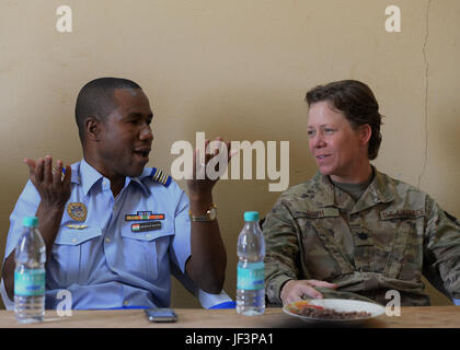 Forces Armées Nigeriennes Le Lieutenant-colonel Amadou Moctar, gauche, et le lieutenant-colonel Marlyce Roth, 724ème escadron de la base aérienne expéditionnaire, commandant de s'adonner à la conversation lors d'un déjeuner à la Base Aérienne 201 Nigériens, Niger, 10 mai 2017. Aviateurs déployés à l'EABS 724e à tous les niveaux ont la possibilité d'interagir avec les membres de l'ensemble ventilateur et maintenir le partenariat. (U.S. Photo de l'Armée de l'air par la Haute Airman Jimmie D. Pike) Banque D'Images