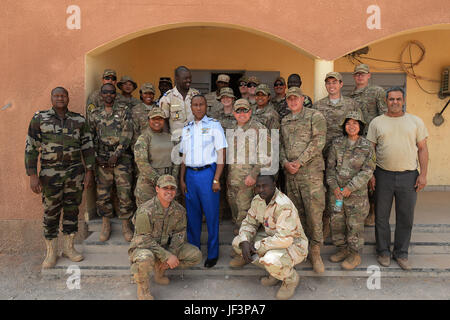 Les membres des Forces Armées Nigeriennes posent avec des aviateurs canadiens déployés dans le 724ème escadron de la base aérienne expéditionnaire pour une photo à la Base Aérienne 201 Nigériens, Niger, 10 mai 2017. La relation positive entre l'United States Air Force et le ventilateur est témoigne du travail acharné et de la discipline des aviateurs déployés au Niger. (U.S. Photo de l'Armée de l'air par la Haute Airman Jimmie D. Pike) Banque D'Images