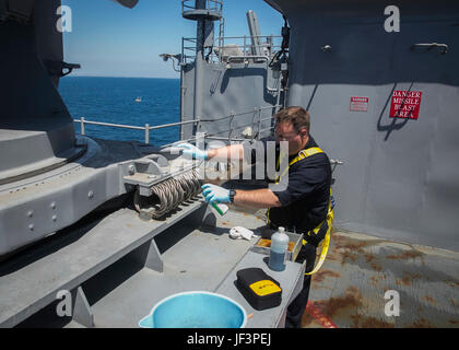 Océan Pacifique - Maître de 3e classe David Huffman, un feu-controlman attribué à service du pont à bord d'USS Pearl Harbor (LSD 52), nettoie l'intérieur d'un système d'armes pour le garder en bon état pendant l'exercice, l'unité de formation Composite 14 Mai, 2017. COMPTUEX est le deuxième exercice d'entraînement en mer qui offre des possibilités d'affiner l'ensemble des compétences essentielles à la mission avant le Pacifique Ouest 17-2 le déploiement. (U.S. Marine Corps photo par le Cpl. F. Cordoba) Banque D'Images