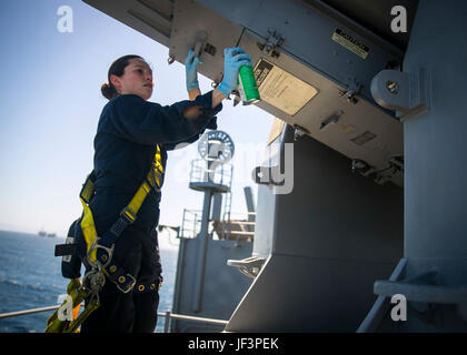 Océan Pacifique - Maître de 3e classe Jessica Flores, un feu-controlman attribué à service du pont à bord d'USS Pearl Harbor (LSD 52), nettoie l'intérieur d'un système d'armes nucléaires afin de le maintenir en bon état de service au cours de l'exercice, l'unité de formation Composite 14 Mai, 2017. COMPTUEX est le deuxième exercice d'entraînement en mer qui offre des possibilités d'affiner l'ensemble des compétences essentielles à la mission avant le Pacifique Ouest 17-2 le déploiement. (U.S. Marine Corps photo par le Cpl. F. Cordoba) Banque D'Images