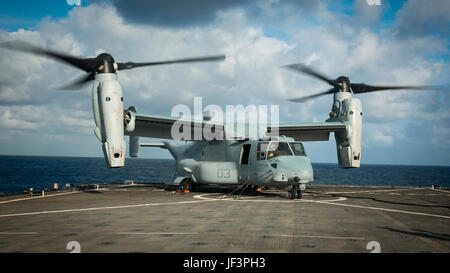 Océan Pacifique - UNE MV-22B Osprey est ravitaillé à bord du USS Pearl Harbor (LSD 52) pendant les opérations de vol dans le cadre de l'unité de formation composite de l'exercice, le 15 mai, 2017. La capacité à fonctionner en même temps en mer, à terre, et dans l'air représente la valeur unique des forces amphibies. (U.S. Marine Corps photo par le Cpl. F. Cordoba) Banque D'Images