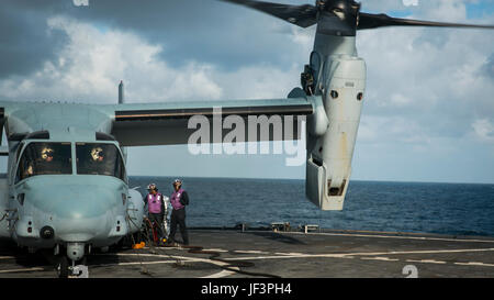 Océan Pacifique - Les Marins avec service pont à bord du USS Pearl Harbor (LSD 52) Faire le plein d'un MV-22B Balbuzard pêcheur sur le pont d'envol du navire pendant les opérations de vol dans le cadre de l'unité de formation composite de l'exercice, le 15 mai, 2017. La capacité à fonctionner en même temps en mer, à terre, et dans l'air représente la valeur unique des forces amphibies. (U.S. Marine Corps photo par le Cpl. F. Cordoba) Banque D'Images