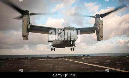 Océan Pacifique - Une MV-22B Osprey décolle du USS Pearl Harbor (LSD 52) après s'être ravitaillés en carburant au cours de vol d'initiation dans le cadre de l'unité de formation composite de l'exercice, le 15 mai 2017. La capacité à fonctionner en même temps en mer, à terre, et dans l'air représente la valeur unique des forces amphibies. (U.S. Marine Corps photo par le Cpl. F. Cordoba) Banque D'Images