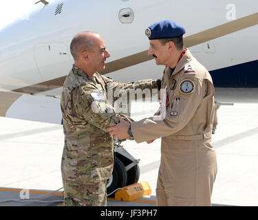 U.S. Air Force le général Jeffrey Harrigian, commandant du combat ari des forces combinées de l'US Air Forces Central Command (à gauche), l'Arabie saoudite greats S.A.R. Le Général Turki Al Saud, commandant de la Base Aérienne de King AbdulAziz (droite) comme Al Saud arrive à Al Udeid Air Base, au Qatar, le 15 mai 2017. (U.S. Air Force photo de Tech. Le Sgt. Bradly A. Schneider/libérés) Banque D'Images