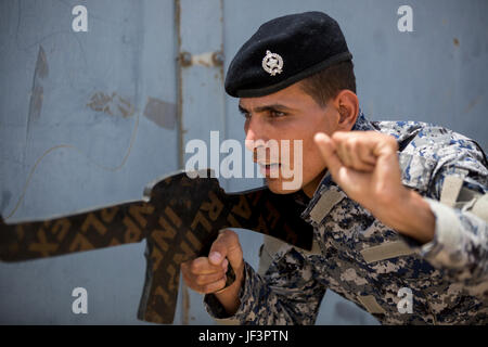 Un membre des forces de sécurité irakiennes donne un commandement pendant la guerre urbaine formation donnée par un formateur à l'armée portugaise Gamme Besmaya complexe, l'Iraq, le 18 mai 2017. Cette formation fait partie de la Force opérationnelle interarmées combinée globale - Fonctionnement résoudre inhérent à renforcer les capacités des partenaires mission par la formation et de l'amélioration de la capacité des forces des combats en partenariat avec ISIS. Les GFIM-OIR est la Coalition mondiale pour vaincre ISIS en Iraq et en Syrie. (U.S. Photo de l'armée par le Cpl. Tracy/McKithern) Parution Banque D'Images