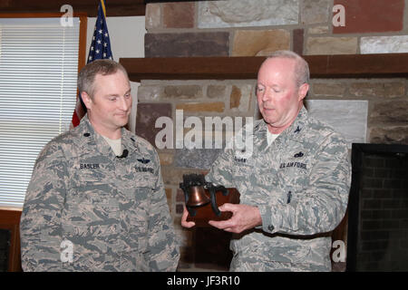 Le colonel Michael Regan, adjudant général adjoint - Air pour le Commonwealth de Pennsylvanie, droite, présente le lieutenant-colonel Matthew R. Basler, senior instructeur professionnel et leadership advisor pour le métier des armes de l'Armée de l'air Centre d'excellence, avec une marque d'appréciation lors de la valorisation du capital humain, bien sûr à la Keystone Conference Center, Fort Indiantown Gap, Tennessee, le 18 mai 2017. Les leaders de tous les trois ailes de la Pennsylvania Air National Guard ont suivi le cours enseigné par Basler, qui a porté sur l'auto-réflexion comme moyen de mieux comprendre comment nous pouvons devenir de meilleurs ven Banque D'Images